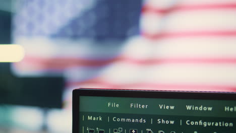 una oficina vacía de alta tecnología con una gran pantalla que muestra una bandera estadounidense,