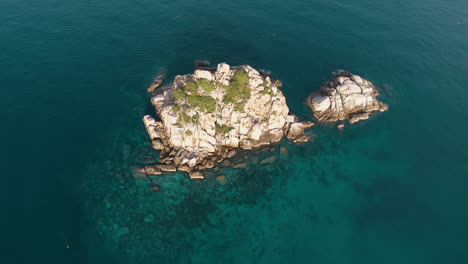 Serene-Escape---Small-Boat,-Tiny-Island-in-Vast-Sea