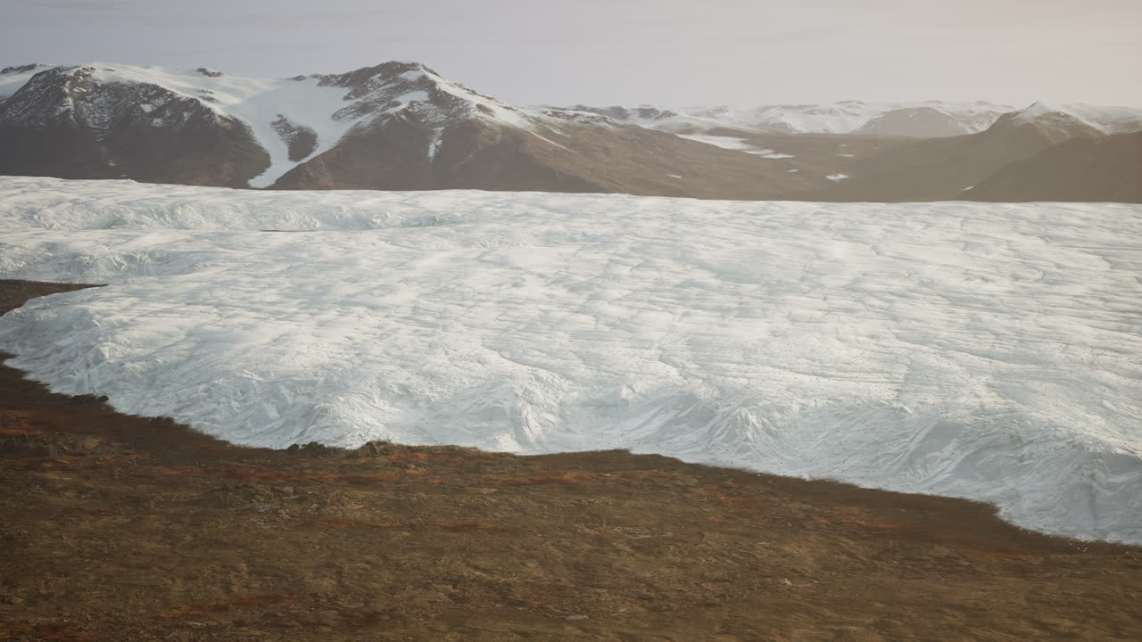 산악 지형 에 있는 빙하 의 공중 사진