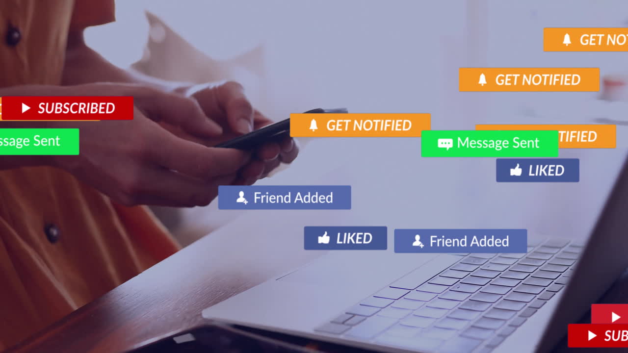 animación de iconos de los medios sobre mujer caucásica usando teléfono inteligente en casa