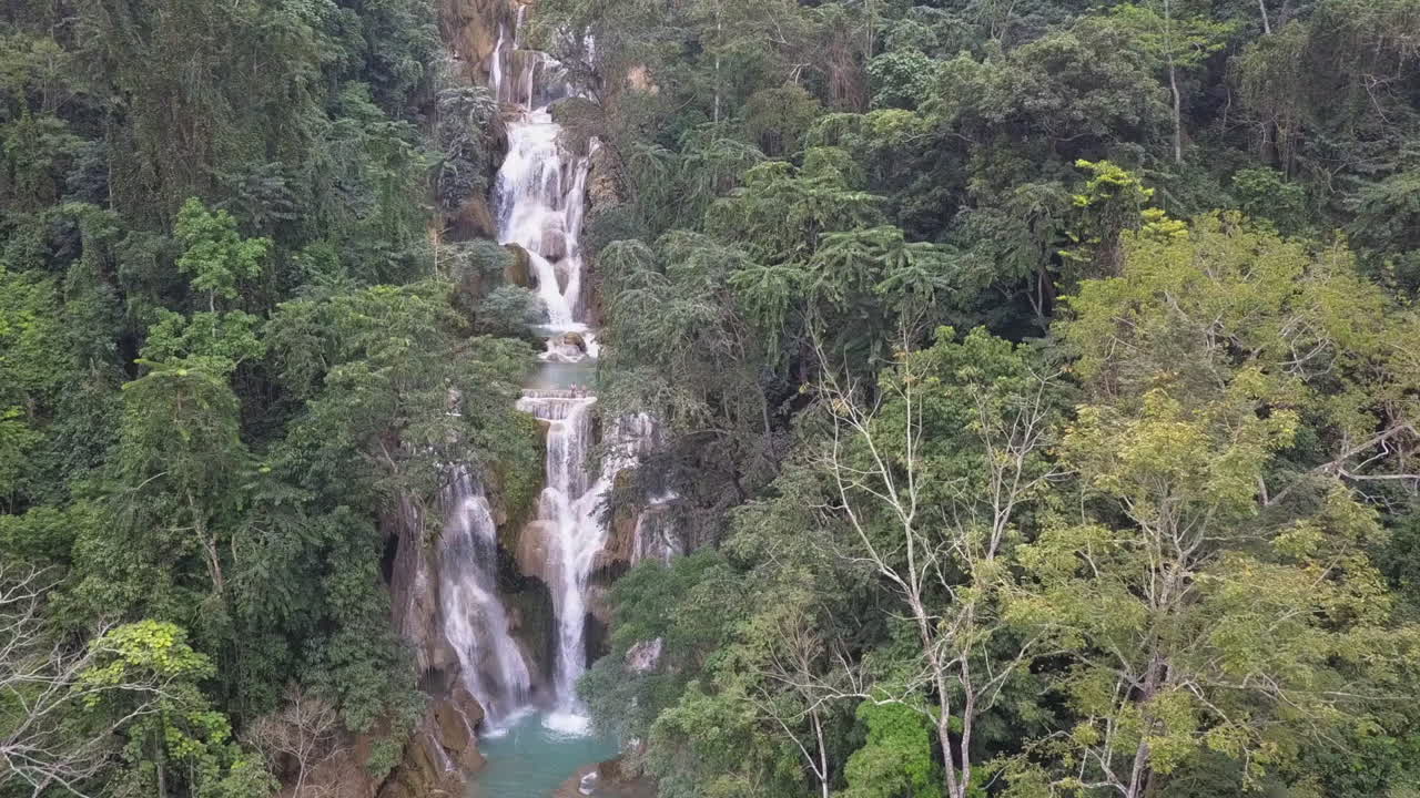 La telecamera aerea si ritira per rivelare gli spettacolari livelli della cascata Kuang Si in Laos