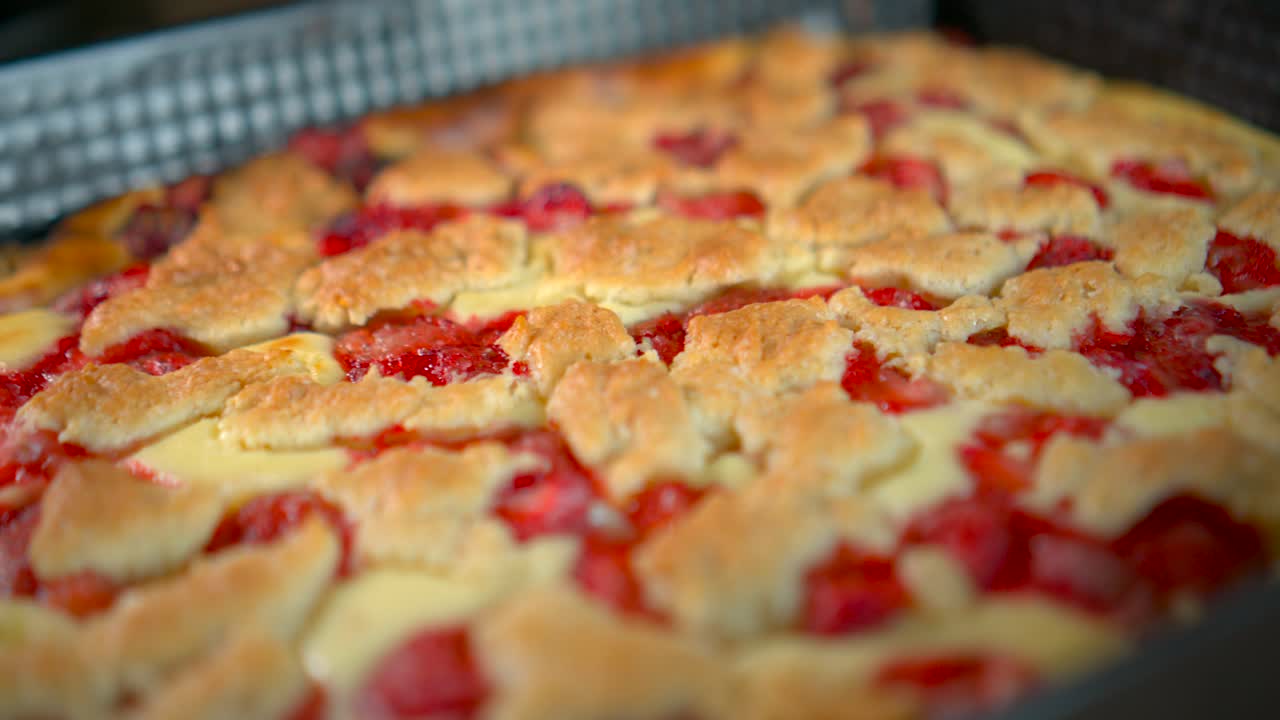 Torta fresca alle fragole sul piatto.
