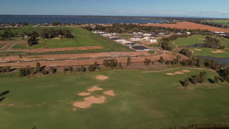 sobre el campo de golf hacia nuevas casas en silverwoods estate y el lago mulwala en el fondo