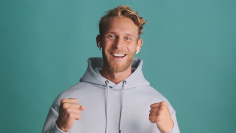 guy with earpods celebrating victory