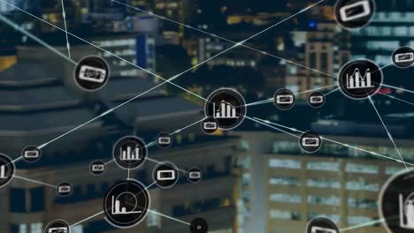red de iconos digitales contra la vista aérea del tráfico nocturno de la ciudad