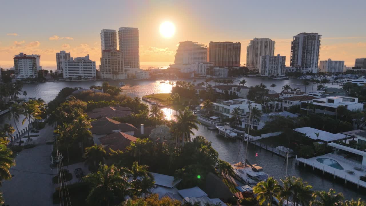 Panoramica aerea su Fort Lauderdale Beach, Florida, all'alba.