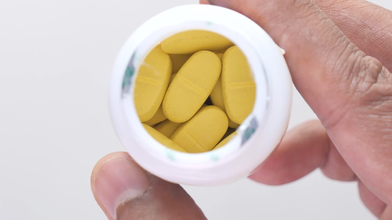 노란색 약은 색 병에 담겨 있습니다.