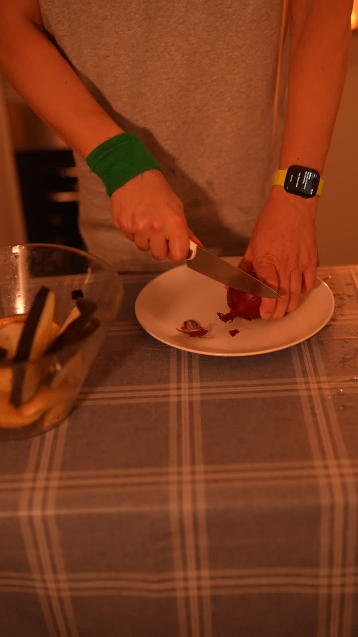 preparando una cebolla roja