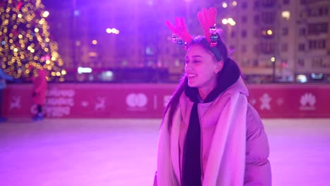 pista de patinaje sobre hielo por la noche con decoraciones de navidad