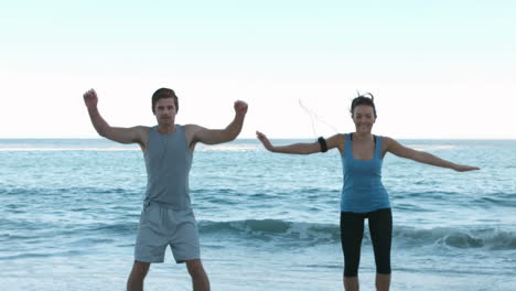personas atractivas trabajando en la playa
