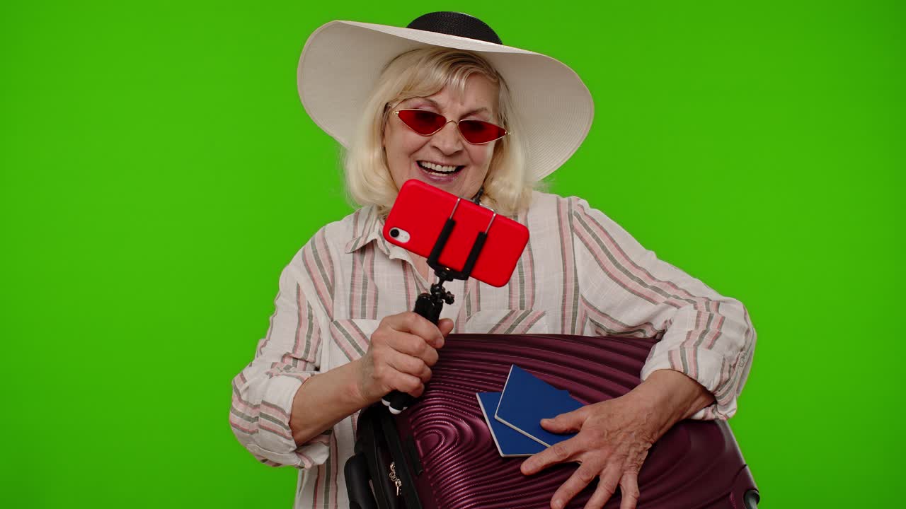 una mujer feliz tomando una selfie antes de sus vacaciones.