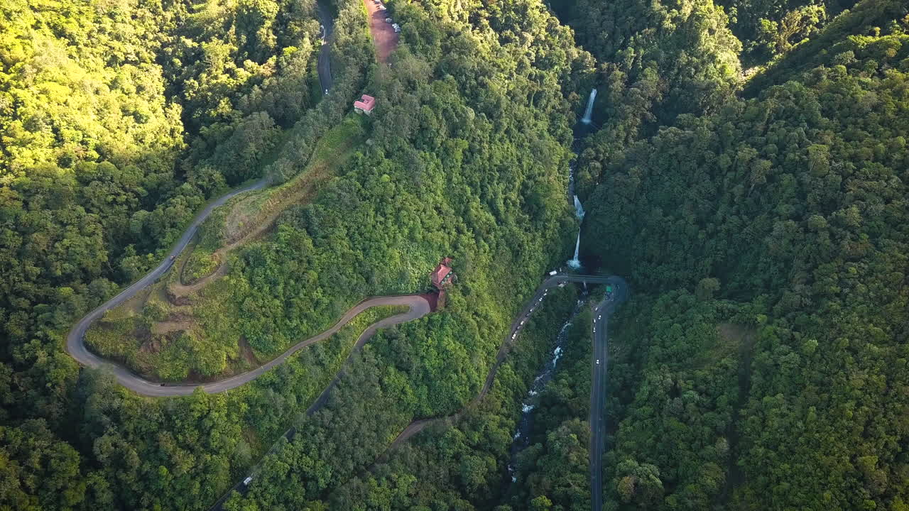 열대 강 계곡의 구불구불한 비포장 도로와 아름다운 폭포