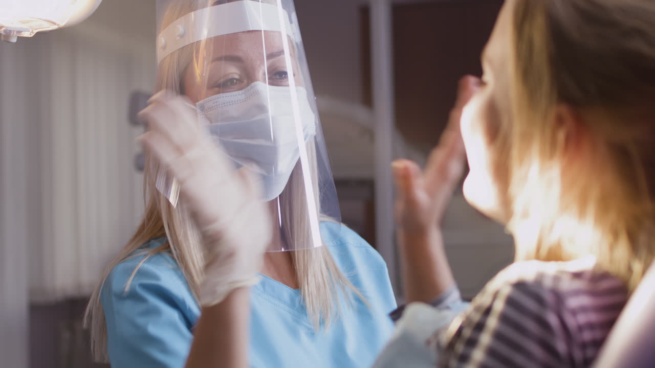 치과 의사는 환자의 치아를 검사합니다.