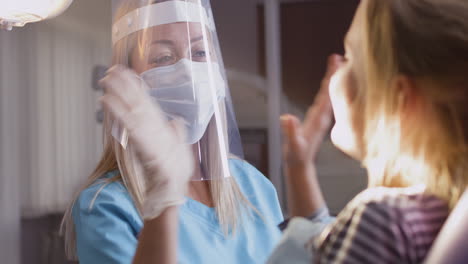 el dentista examina los dientes del paciente
