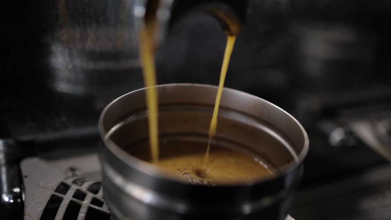 Caffè espresso: Primo piano di espresso che si versa nella tazza