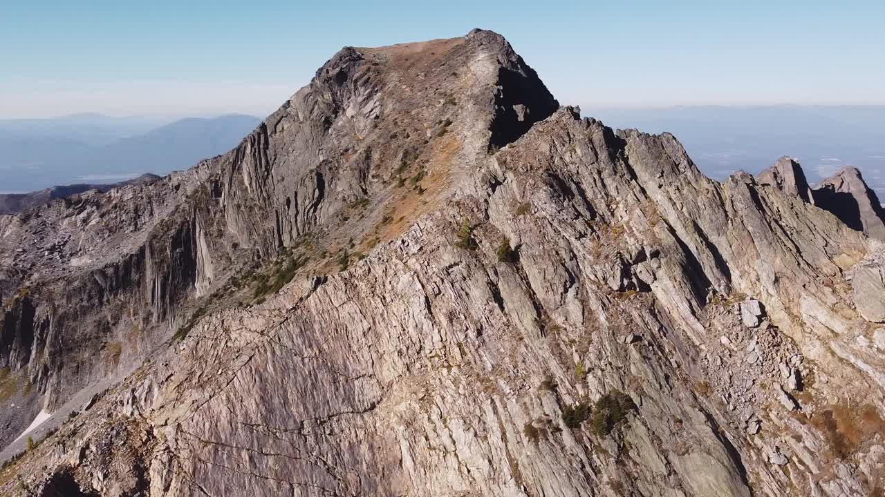 orbitando alrededor del pico de la montaña en lo alto de las rocas alpinas del sur