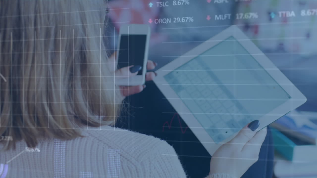 animación del procesamiento de datos financieros sobre la vista trasera de una mujer usando un teléfono inteligente y una tableta digital.