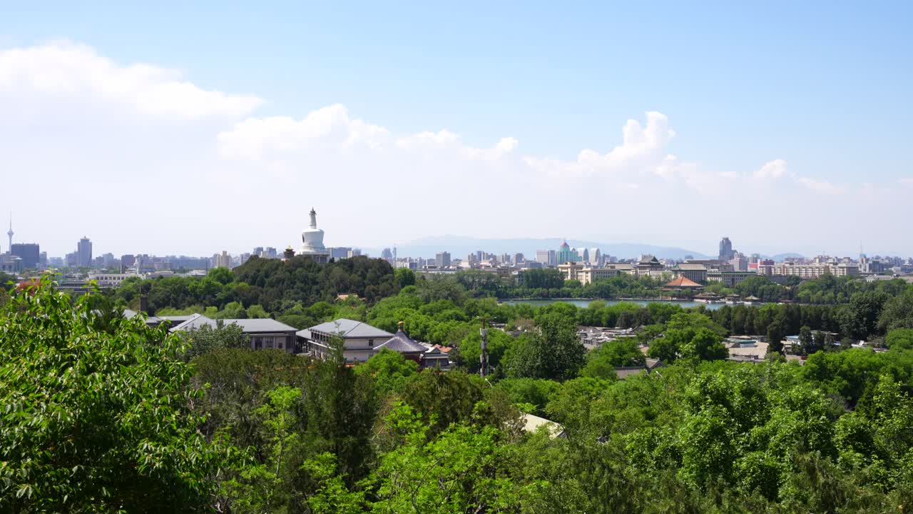베이하이의 화면을 확대해 보십시오. 중국 베이징의 스카이라인이 멀리 있는 푸른 언덕 꼭대기에서 볼 수 있는 하 탑