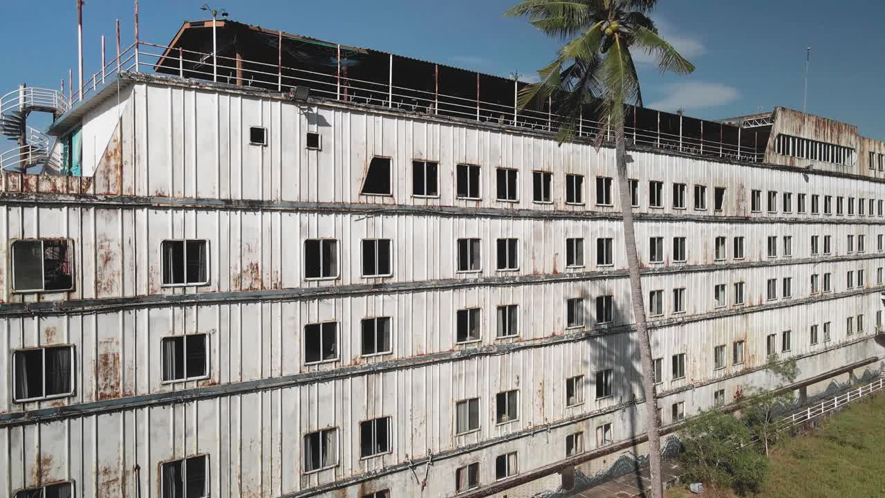 조감도: 석호에 버려진 오래된 페리선의 드론 보기