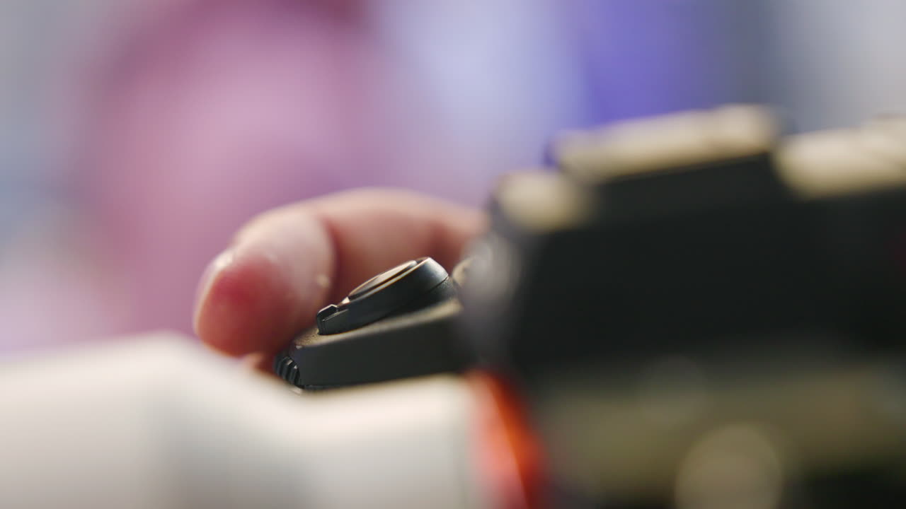 fotógrafo haciendo clic en el botón del obturador de la cámara