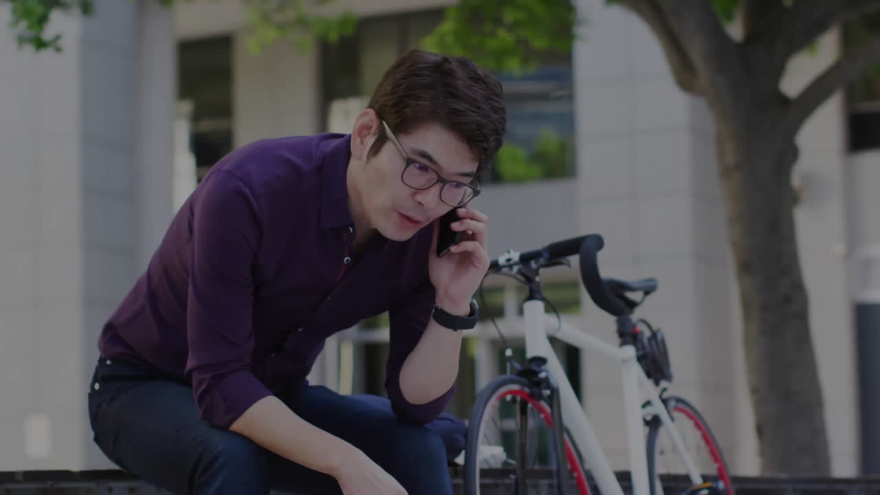 금융 데이터 처리 및 그래프의 애니메이션: 도시 거리에서 스마트폰으로 대화하는 아시아인