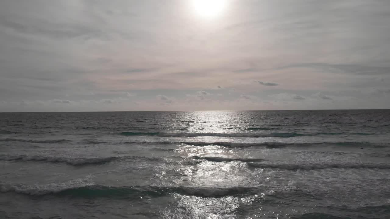 카리브해의 아름다운 파도 위로 빛나는 태양이 떠오른다