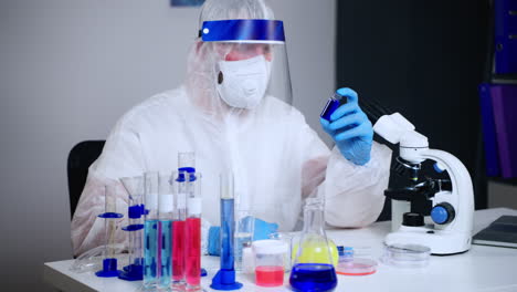 científico que trabaja en un laboratorio