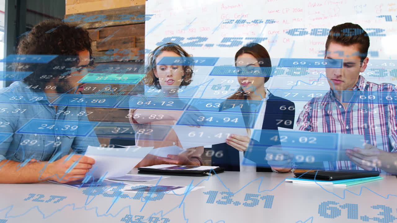 datos financieros y animación del mercado de valores sobre el equipo de negocios analizando documentos