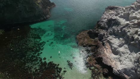 Arrecife-Poco-Profundo-Durante-La-Marea-Baja-Con-Un-Pescador-De-Lanza-Saliendo-A-Almorzar