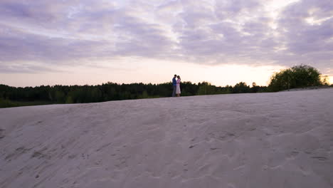 Pareja-En-La-Cima-De-Una-Duna