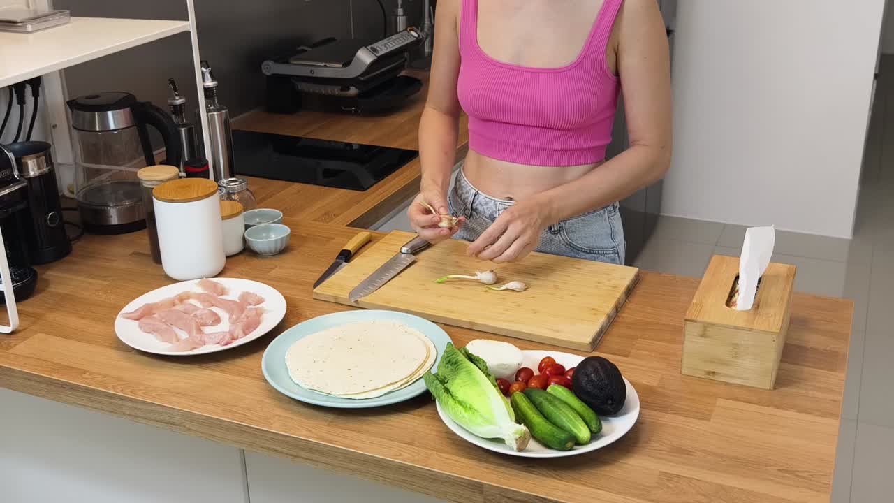 Preparando un wrap de tortilla de pollo y verduras