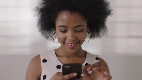 Retrato-De-Cerca-De-Una-Hermosa-Joven-Afroamericana-Enviando-Mensajes-De-Texto-Navegando-Usando-Un-Teléfono-Inteligente-Disfrutando-De-La-Comunicación-Digital-Móvil