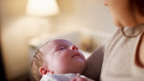 Liebevolle-Mutter-Kuschelt-Schlafendes-Neugeborenes-Baby-Zu-Hause