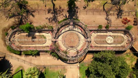 Draufsicht-über-Das-Verlassene-Quinta-Normal-Gewächshaus-An-Einem-Sonnigen-Tag,-Santiago,-Chile