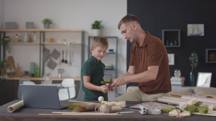 pai e filho fazendo um ofício juntos