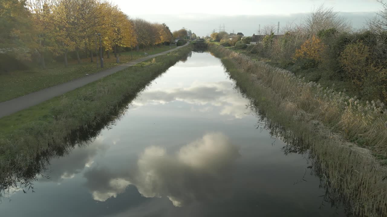 reflejo de las nubes en las tranquilas aguas del gran canal en dublín, irlanda