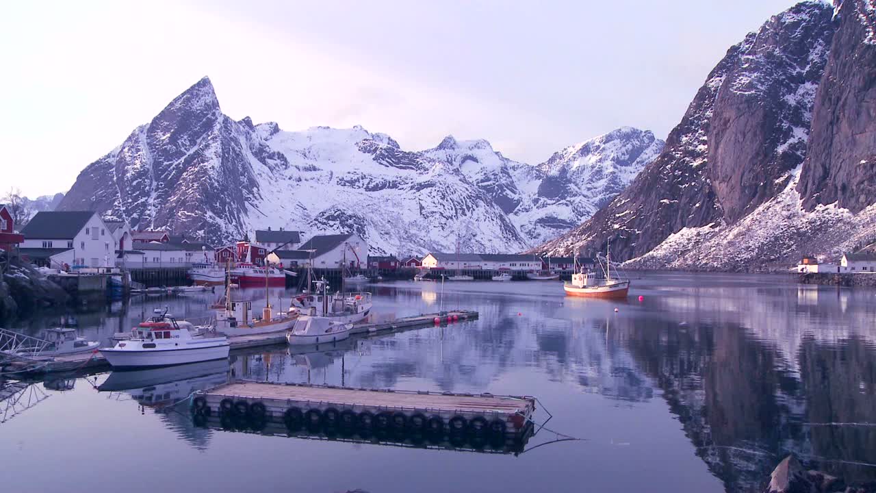 la nieve cubre una hermosa vista de un puerto en un pueblo en las islas árticas de lofoten noruega 1