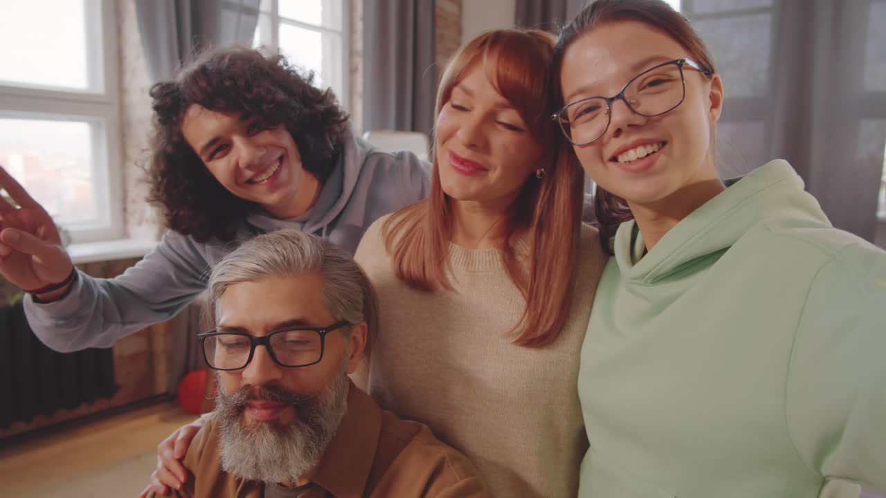 familia feliz posando para una selfie en casa