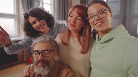 familia feliz posando para una selfie en casa