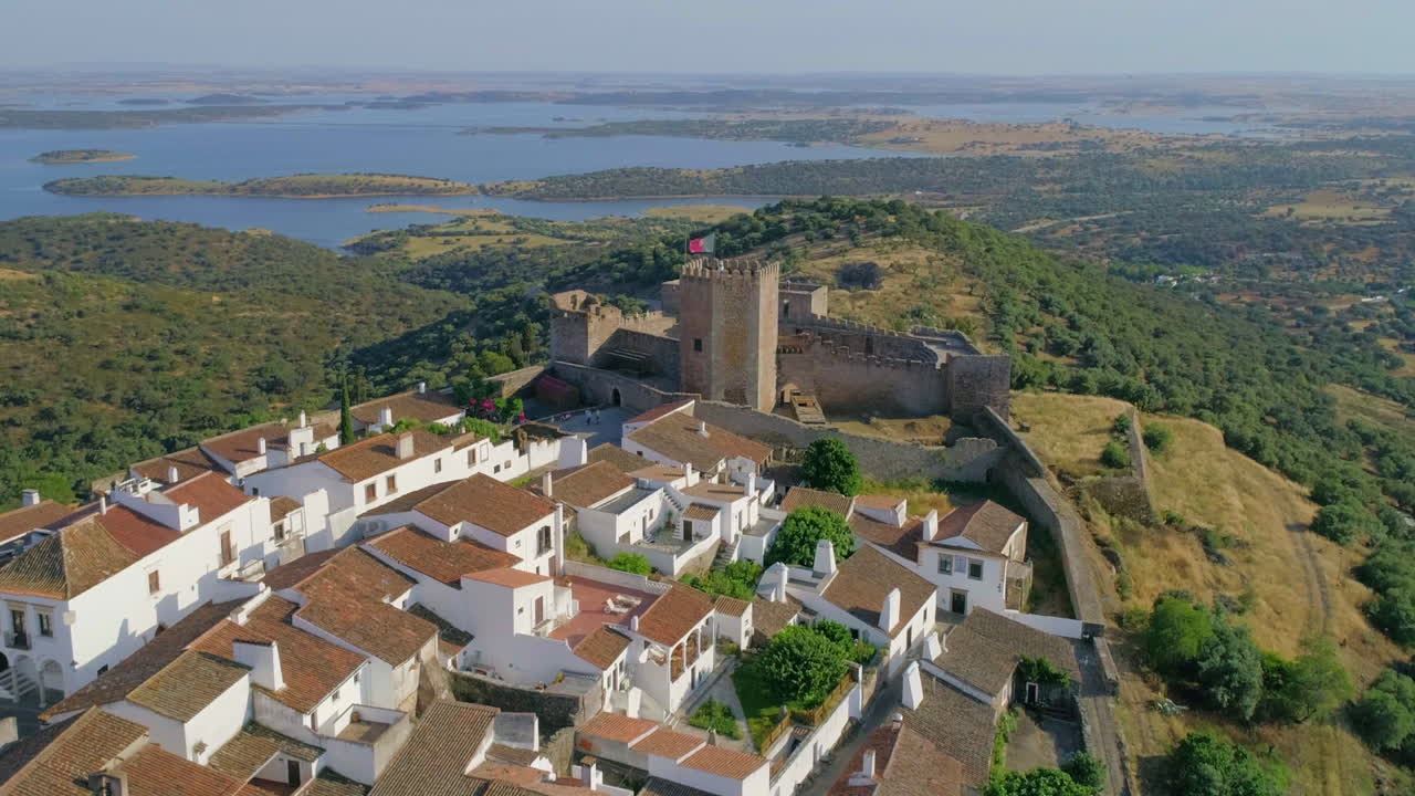Alentejo'da, arka planda Alqueva Gölü ile Manzaralı Monsaraz Kalesi'nin havadan yörüngesel görünümü.