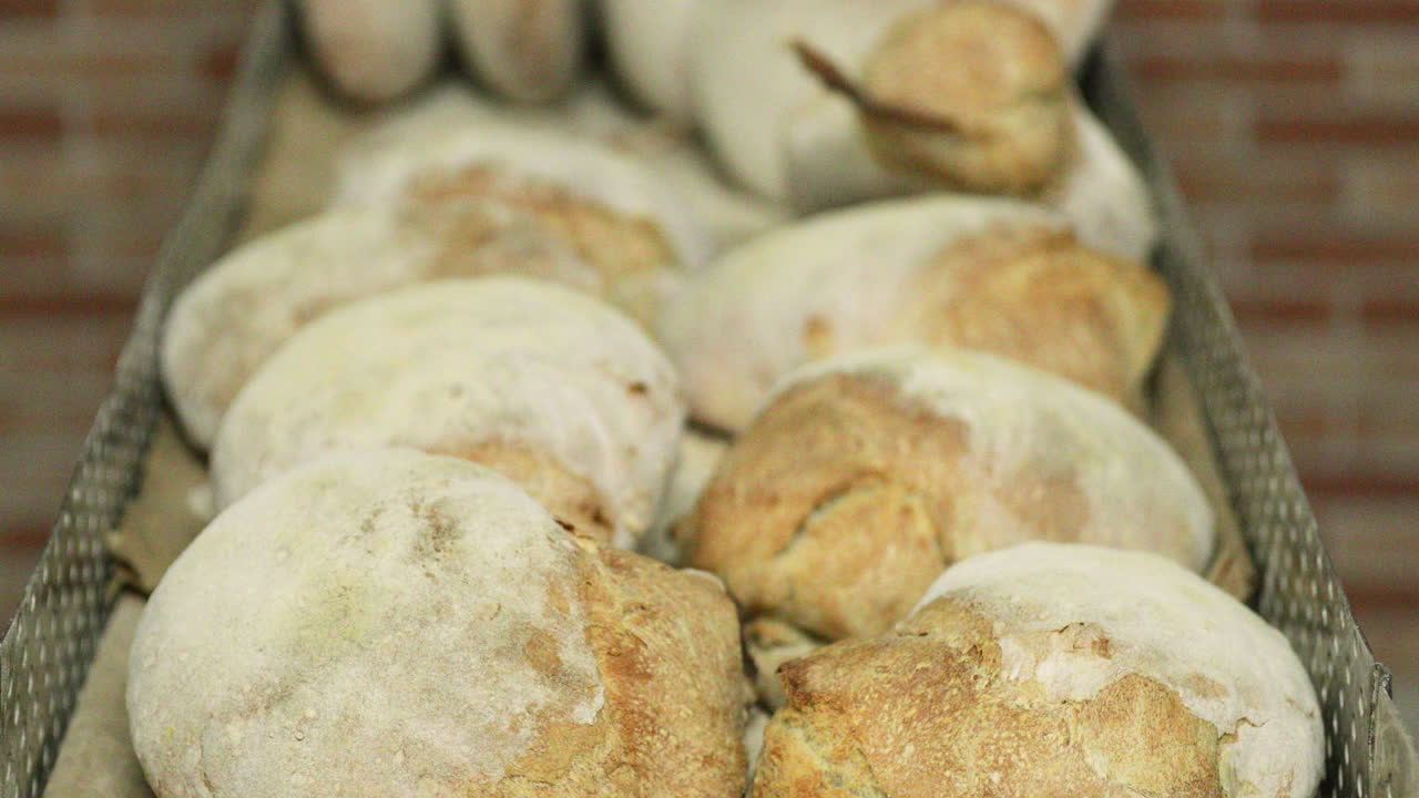 빵집에서 갓 구운 빵 트레이 - 닫고 아래로 기울이기