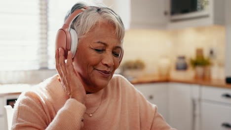 música, relajarse y la paz con una mujer mayor