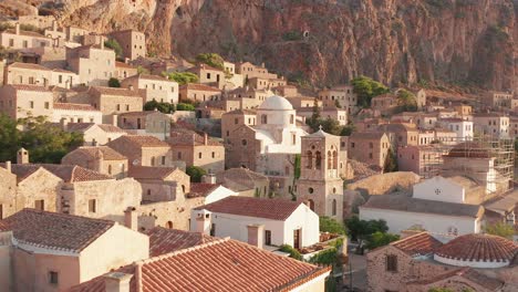 Cerca-De-La-Iglesia-Griega-Ortodoxa-En-La-Ciudad-De-Monemvasia,-Grecia