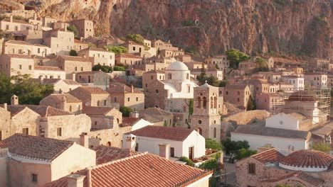 cerca de la iglesia griega ortodoxa en la ciudad de monemvasia, grecia