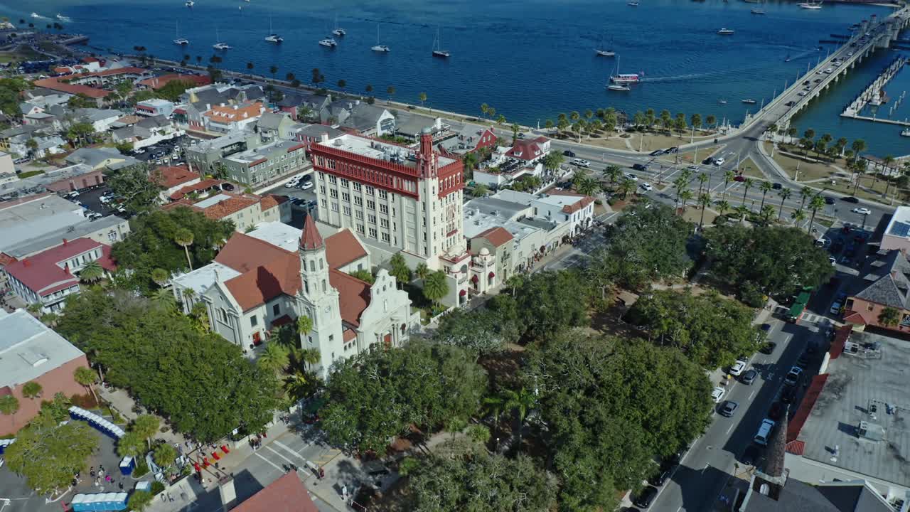 Historické budovy a městské parky sousedí s přístavem plným lodí podél nábřeží St. Augustine, což podtrhuje kouzlo města a pobřežní životní styl.