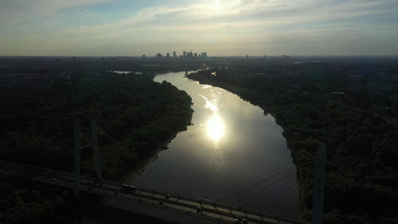 공중 드론 비행 하향식 고속도로 바쁜 도시 러시아워 교통 체증 고속도로