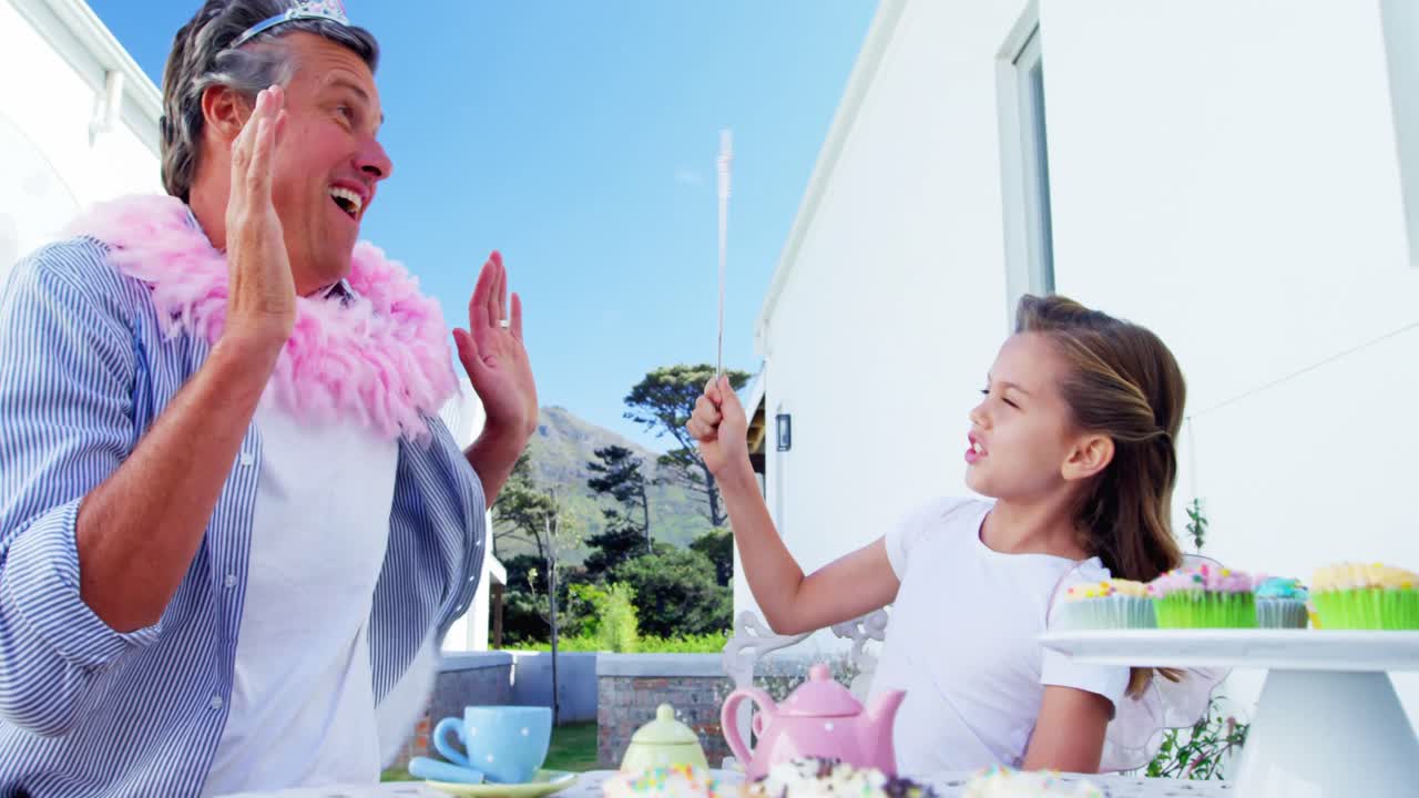 요정 의상을 입은 딸과 아버지가 4k를 즐기고 있습니다.