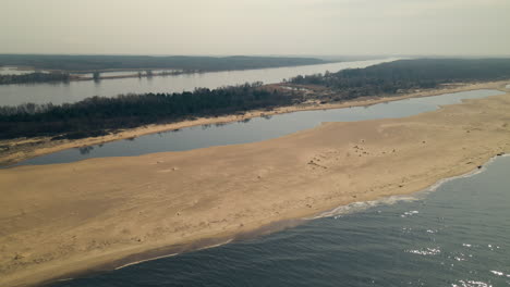 Playas-Escénicas-Con-Orilla-De-Arena-En-La-Reserva-Natural-De-Mewia-Lacha-En-La-Isla-De-Sobieszewo,-Bahía-De-Gdansk,-Mar-Báltico,-Polonia