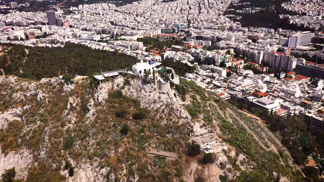 아테네에서 가장 높은 언덕인 리카베토스 (lycabetos) 는 드론으로 촬영된 조류의 눈으로 볼 수 있습니다.