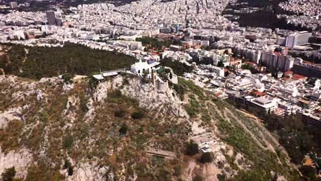lycabettos la colina más alta de atenas vista desde el punto de vista de los pájaros filmada por un dron